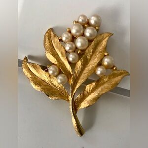 Brooch With Faux Pearls And Golden Tone Leafs